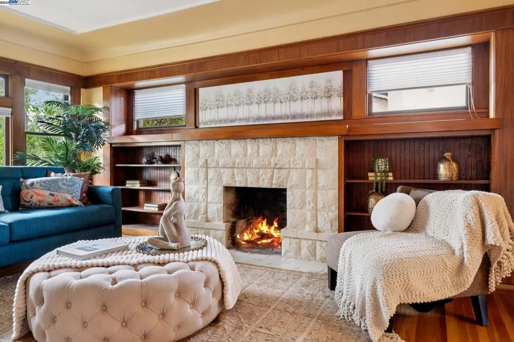 Alameda, California 94501, United States, 3 Bedrooms Bedrooms, ,2 BathroomsBathrooms,Residential,Active,253961