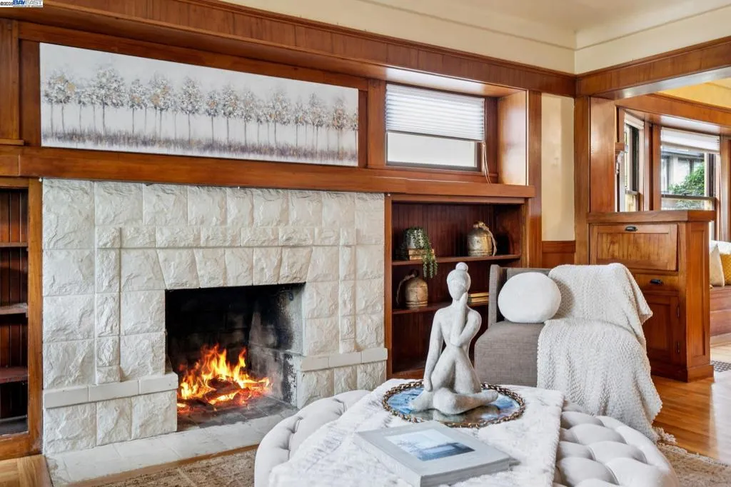 Alameda, California 94501, United States, 3 Bedrooms Bedrooms, ,2 BathroomsBathrooms,Residential,Active,253961