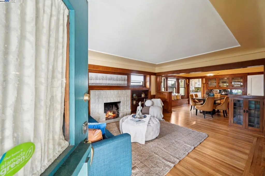 Alameda, California 94501, United States, 3 Bedrooms Bedrooms, ,2 BathroomsBathrooms,Residential,Active,253961