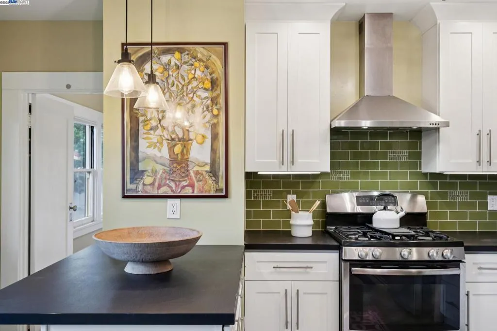 Alameda, California 94501, United States, 3 Bedrooms Bedrooms, ,2 BathroomsBathrooms,Residential,Active,253961