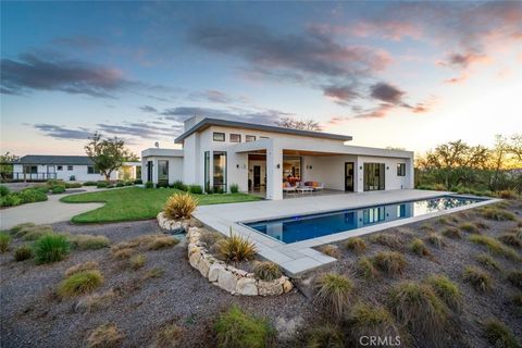 Photo of 705 Sequoia Lane, Templeton, CA 93465 (MLS # SC26068940)