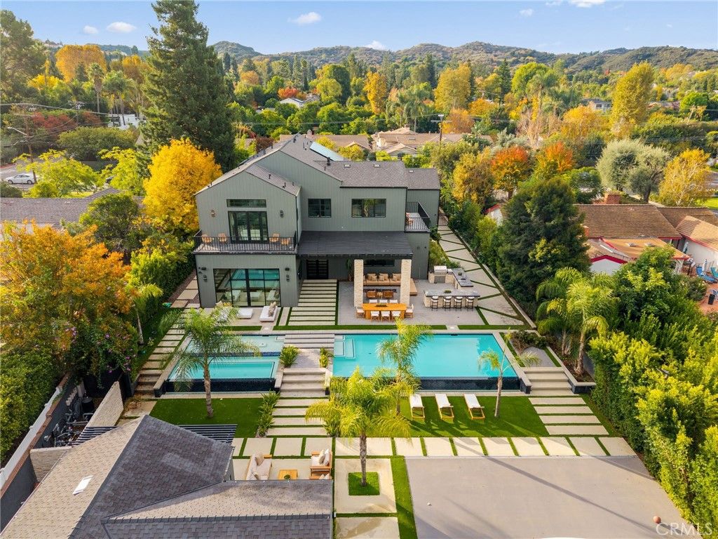 Photo of 20511 Wells Drive, Woodland Hills, CA 91364 (MLS # SR25266503)