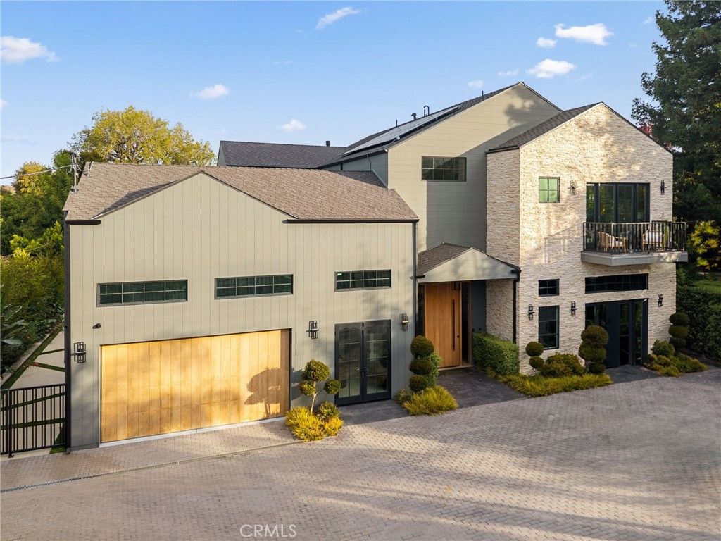 Photo of 20511 Wells Drive, Woodland Hills, CA 91364 (MLS # SR25266503)