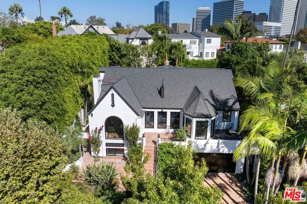 Photo of 1520 Comstock Avenue, Los Angeles, CA 90024 (MLS # 25577041)