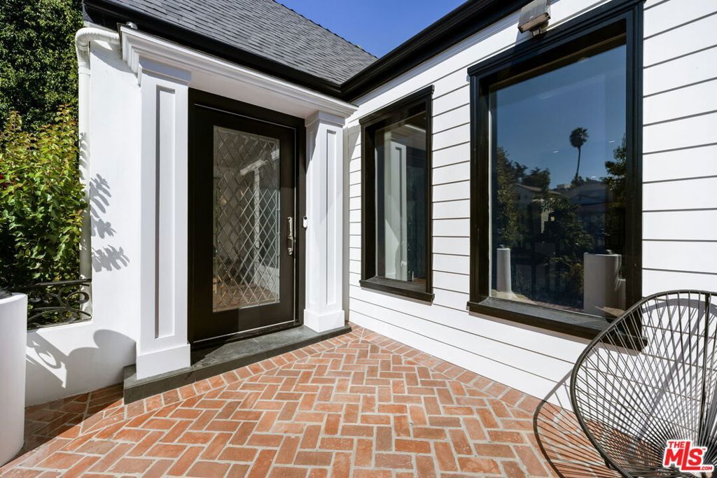 Photo of 1520 Comstock Avenue, Los Angeles, CA 90024 (MLS # 25577041)