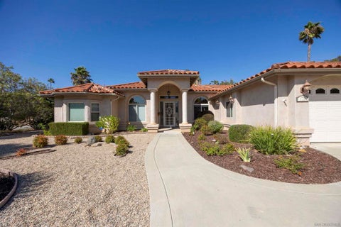 Photo of 1726 York View Circle CIR, Vista, CA 92084 (MLS # 260023908SD)