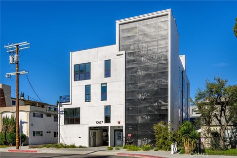 Photo of 10657 Moorpark Street #202, North Hollywood, CA 91602 (MLS # GD26038429)