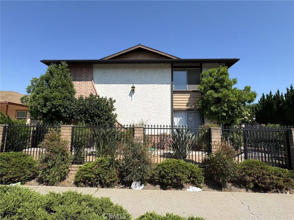 We are proudly offering this well-maintained 2 bedroom, 1 bathroom townhome-style apartment in the heart of Montebello. This spacious unit features approximately 910 square feet of comfortable living space, offering a perfect blend of convenience and value. The apartment includes two assigned parking spaces and access to an on-site laundry room for added ease. Water and trash are paid by the owner, helping you save on monthly utilities. Ideally located near the 110 and 5 freeways, this home provides quick access to local shopping, dining, and is just a short drive to Downtown Los Angeles. Renters insurance is required. Don’t miss out on this great opportunity to live in a prime Montebello location!