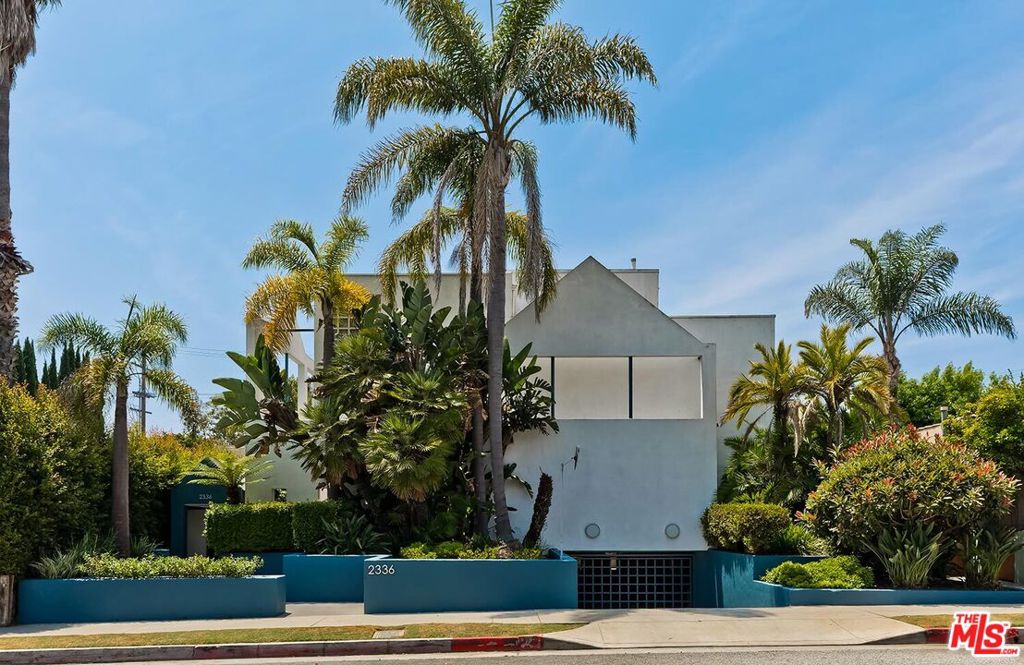 Feast your eyes on this chic, post-modern architectural townhouse with the feel of an arts district loft. Features include: high ceilings, walls of glass, two ample bedroom suites, private garage, updated kitchen, ground floor patio, new flooring, lots of storage and recently upgraded HVAC. Conveniently located in Sunset Park and close to: Trader Joe's, Mc Cabe's Guitar Shop, Bob's Market and "Mini-Kinney" area on Ocean Park Blvd. Located in Grant elementary school district. Don't miss this exceptional opportunity!