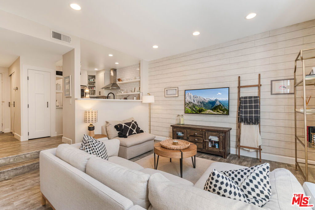 520 S Barrington Avenue 117