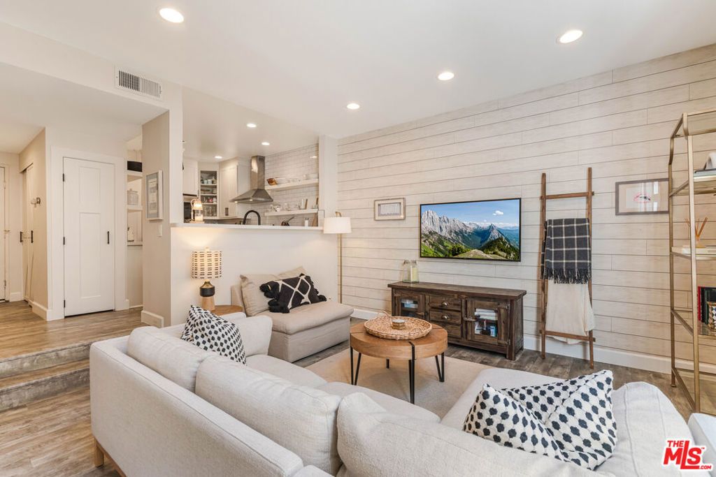 Photo of 520 S Barrington Avenue #117, Los Angeles, CA 90049 (MLS # 25612117)