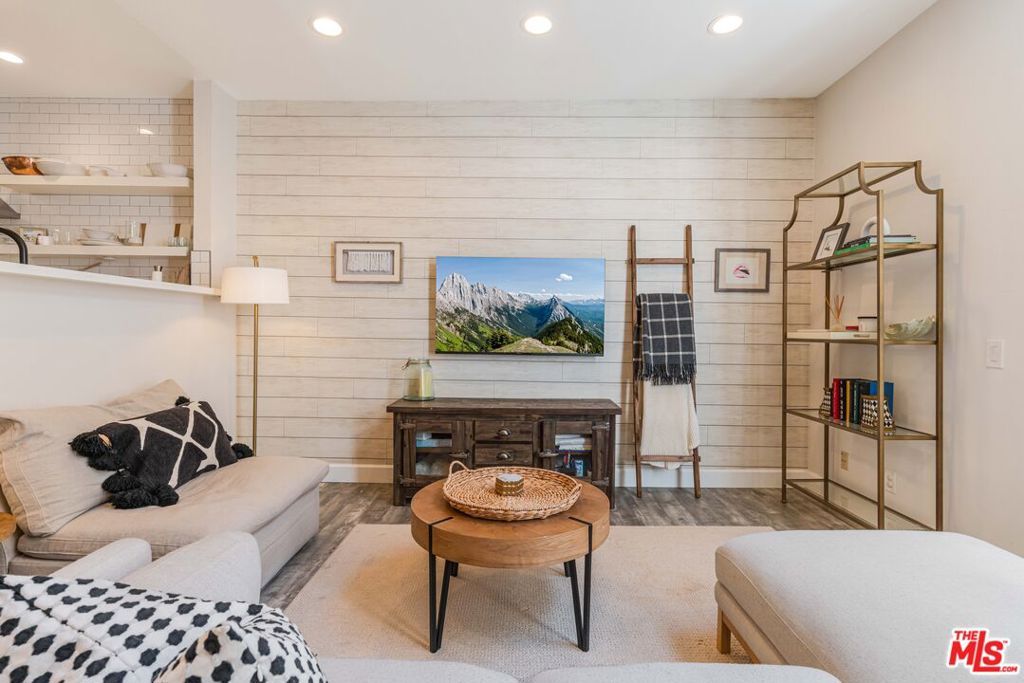 Photo of 520 S Barrington Avenue #117, Los Angeles, CA 90049 (MLS # 25612117)