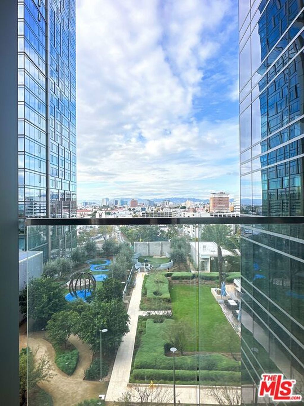 Photo of 877 Francisco Street #1516, Los Angeles, CA 90017 (MLS # 26637247)