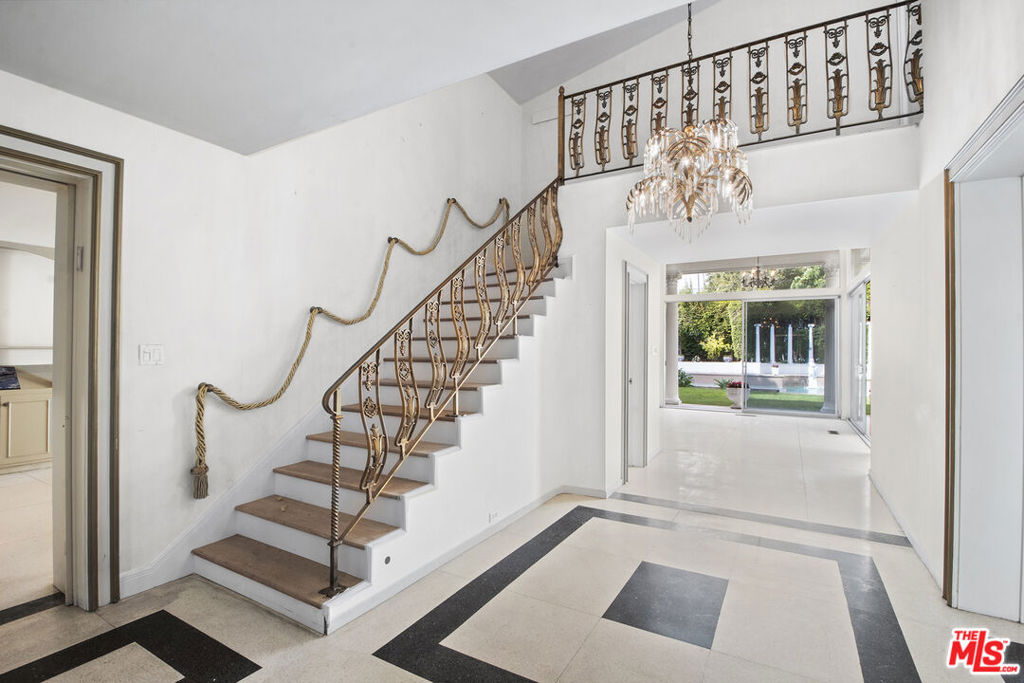 713 N Elm Drive