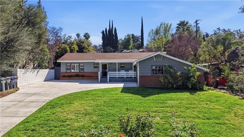 Photo of 909 W Crescent Avenue, Redlands, CA 92373 (MLS # CV26034645)