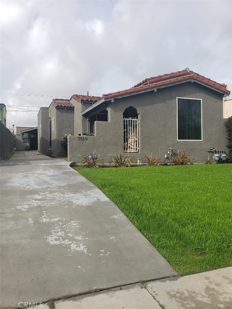 Income, Income Income. If you are looking for a Cash Cow, look no further. Plus, this 2 on a Lot offers Upgrades that will wow anyone. Seller has put a lot of $$$ into making this property modern and Comfortable the Pickiest Buyers. Come and See for yourself!