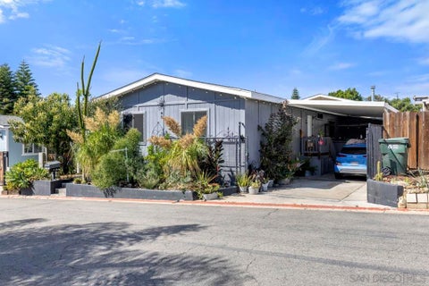 Photo of 1380 Oak Hill Dr Dr #SPC 42, Escondido, CA 92026 (MLS # 260004891SD)