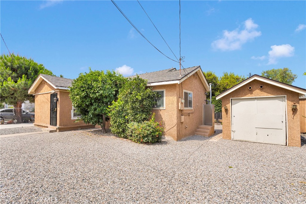 Cozy home in the beautiful city of Redlands, offering a perfect touch of modern updates and comfort. Featuring 2 bedrooms and 2 full bathrooms, this move-in ready home is ideal for those seeking a low-maintenance lifestyle in a vibrant community.
Inside, you’ll find brand new flooring throughout, creating a fresh, cohesive feel. The cozy living area flows effortlessly into a functional kitchen featuring updated countertops—ideal for preparing meals or gathering with family and friends.
Both bedrooms are generously sized, and with two full bathrooms, there’s plenty of flexibility for guests, a home office, or multi-generational living. Outside, the landscaped backyard offers a peaceful space that’s both inviting and low maintenance—perfect for relaxing or entertaining.
Conveniently located with easy freeway access and close to local parks, schools, shopping, and the historic charm of downtown Redlands, this home presents a wonderful opportunity to enjoy all that this sought-after community has to offer.