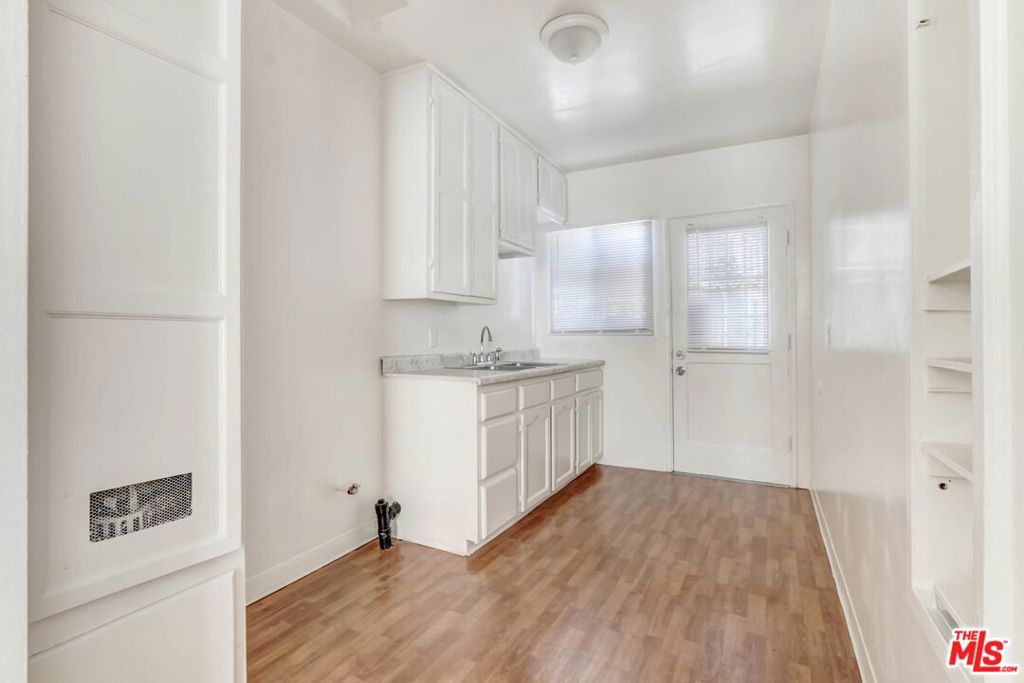 Welcome to your new home in the heart of Los Angeles, CA! This 1-bedroom, 1-bathroom apartment, aptly named offers a perfect blend of comfort and convenience. The apartment is pet-friendly, so your furry friends are more than welcome. The large closet space is a dream come true for those who need ample storage. The cozy kitchen is perfect for whipping up your favorite meals, and the entire apartment has been freshly painted, adding a clean and modern touch. Experience the vibrant lifestyle of Los Angeles while enjoying the comforts of this lovely apartment.Just minutes away from up-and-coming Inglewood and blocks away from the new Metro Line. Easy access to the Forum, LAX, gyms, movie theaters, shopping centers, great restaurants, transportation, schools, and just about everything you could ask for.