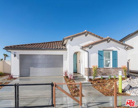 Photo of 28721 Plume Way, Santa Clarita, CA 91350 (MLS # 24420225)
