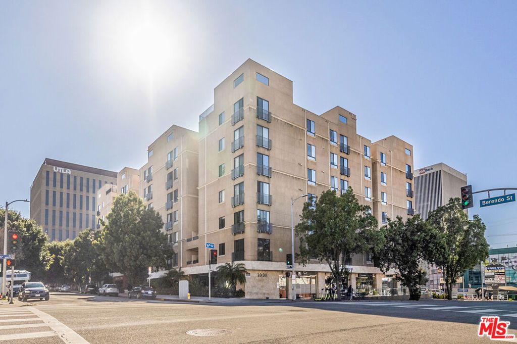 Photo of 625 S Berendo Street #209, Los Angeles, CA 90005 (MLS # 26640385)