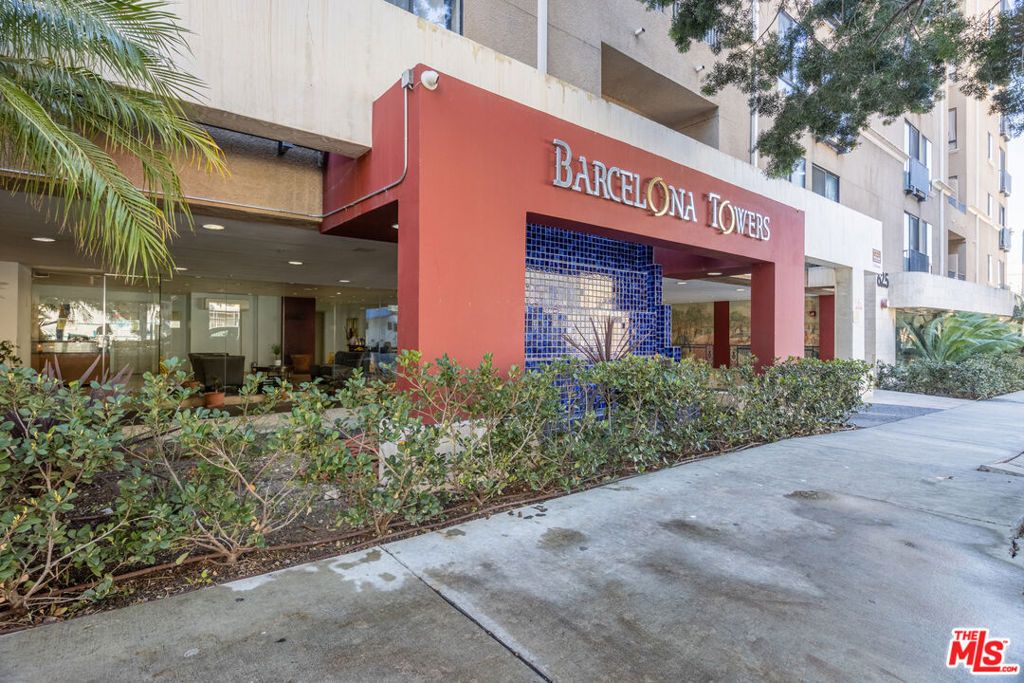 Photo of 625 S Berendo Street #209, Los Angeles, CA 90005 (MLS # 26640385)