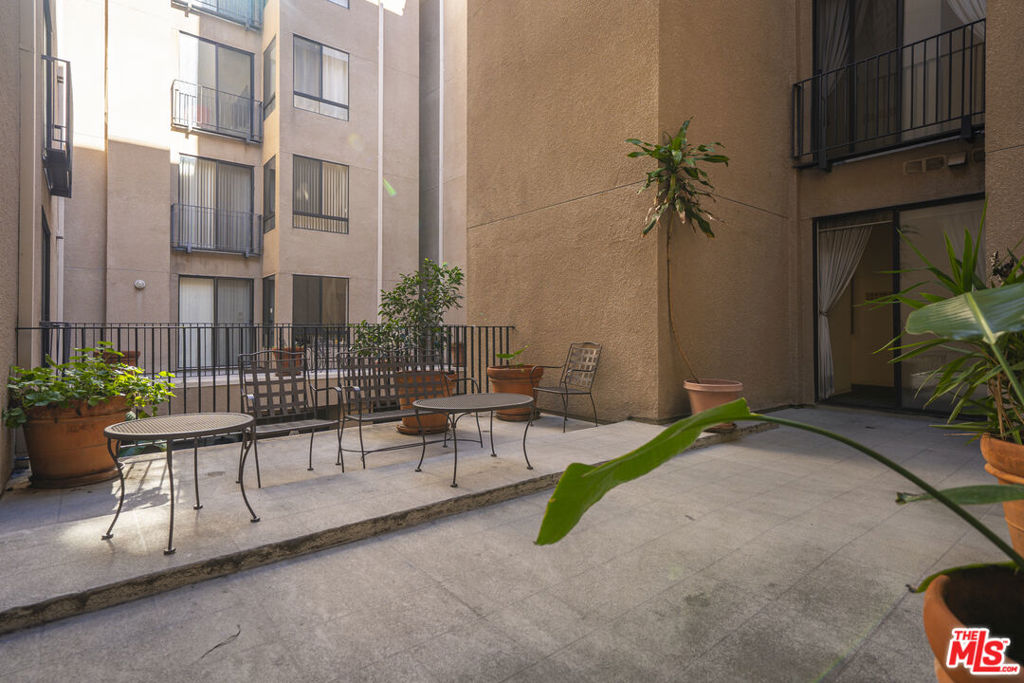 625 S Berendo Street 209