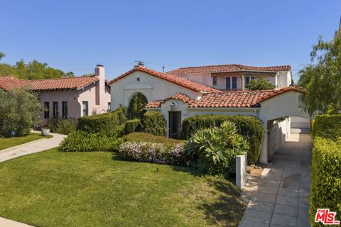 Photo of 826 S Highland Avenue, Los Angeles, CA 90036 (MLS # 26660039)