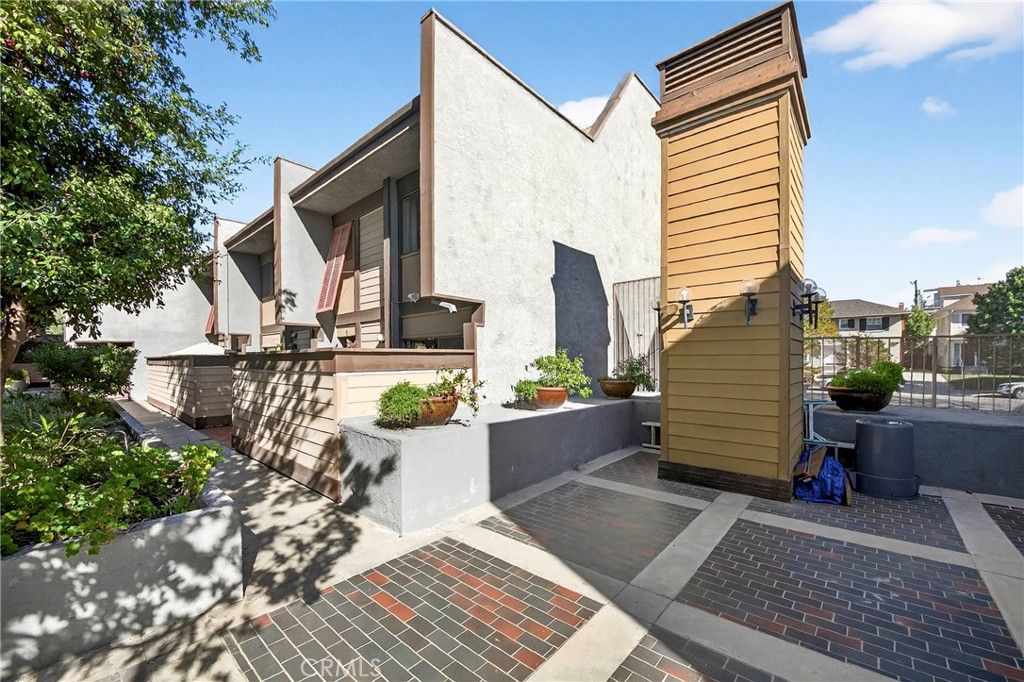 Photo of 421 S Van Ness Ave #6, Los Angeles, CA 90020 (MLS # PW25266985)