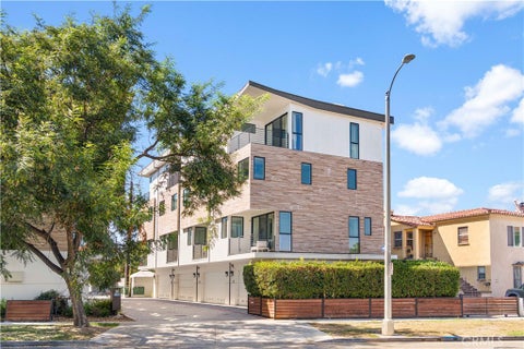 Photo of 5151 W Redondo Court, Los Angeles, CA 90019 (MLS # WS26177888)