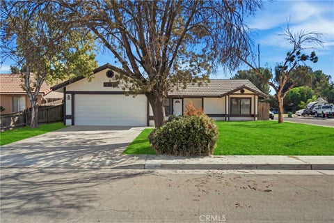 Photo of 166 N Lyndsay WAY, Dinuba, CA 93618 (MLS # CV26228148)