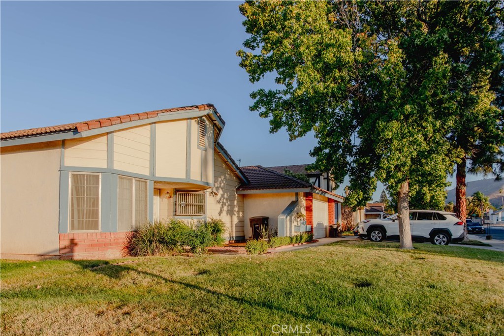 Charming Corner Lot Riverside Home – Perfect Starter or Investment Opportunity!
Welcome to this 3-bedroom, 2-bath single-family home located in the heart of Riverside. With 1,315 square feet of comfortable living space on a generous 7,841 sq. ft. lot, this property offers functionality and potential. Outside, the large backyard provides endless possibilities — whether you’re envisioning a garden, play area, or future expansion. The oversized lot offers space for additional storage, or potential ADU (check with city).
Located near schools, parks, shopping, and easy freeway access, this home is ideal for first-time buyers or savvy investors looking for a strong rental opportunity.