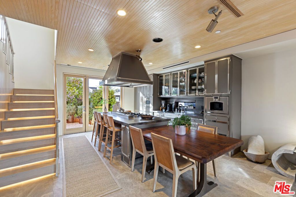 Photo of 812 Brooks Avenue, Venice, CA 90291 (MLS # 25614931)