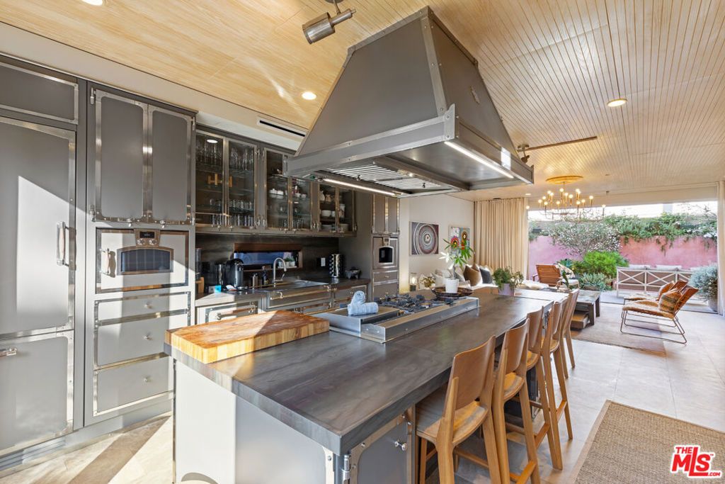 Photo of 812 Brooks Avenue, Venice, CA 90291 (MLS # 25614931)