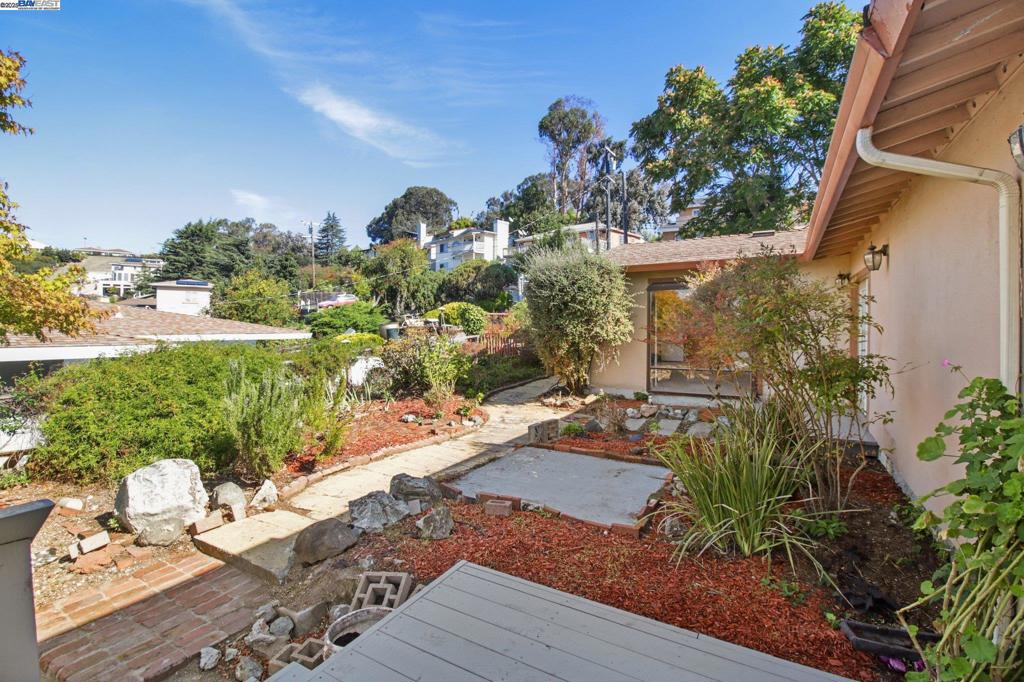 HILLCREST KNOLLS - Residential