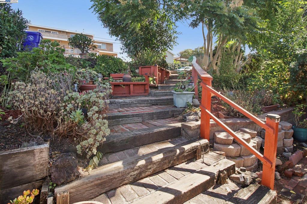 HILLCREST KNOLLS - Residential