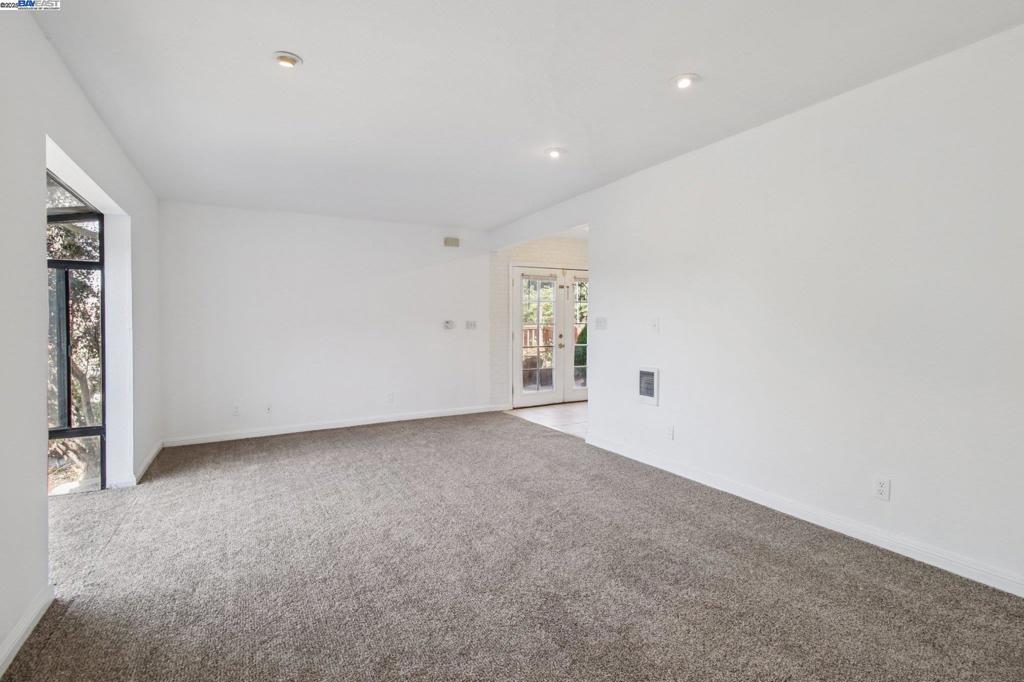 HILLCREST KNOLLS - Residential