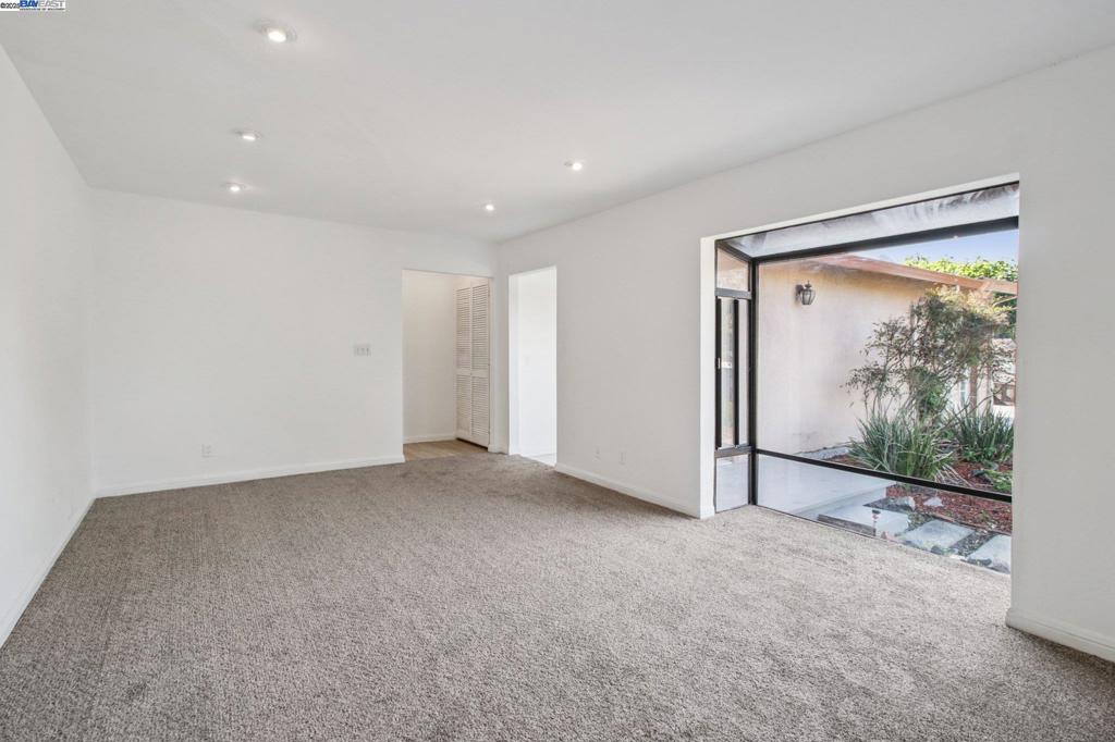 HILLCREST KNOLLS - Residential
