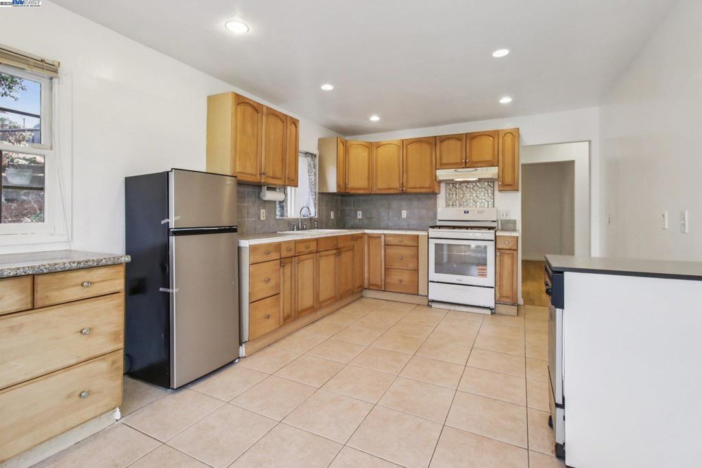 HILLCREST KNOLLS - Residential