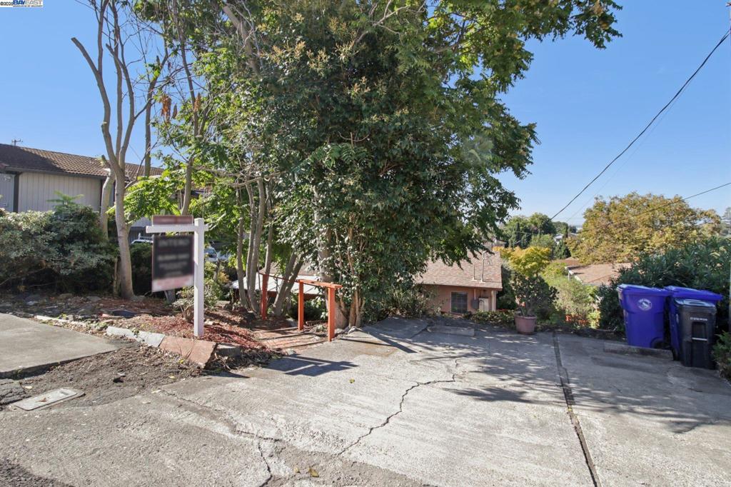 HILLCREST KNOLLS - Residential