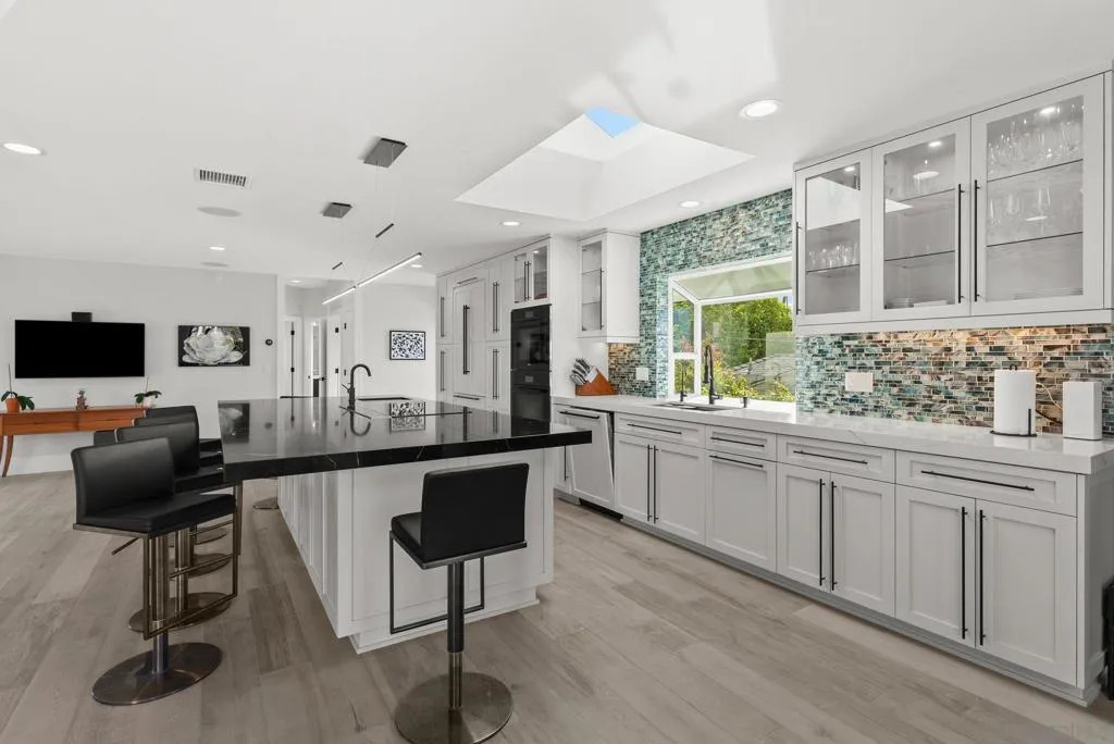 La Jolla, California 92037, United States, 4 Bedrooms Bedrooms, ,4 BathroomsBathrooms,Residential,Active,137190