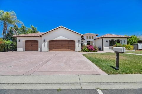 Photo of 745 S Ridgemark Drive, Hollister, CA 95023 (MLS # ML82048055)