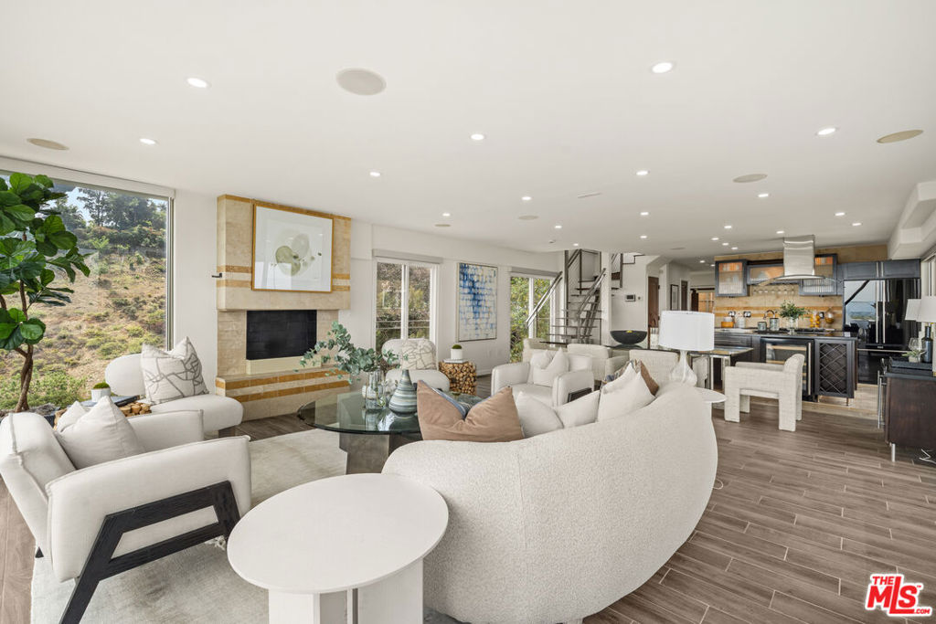 6960 Pacific View Drive