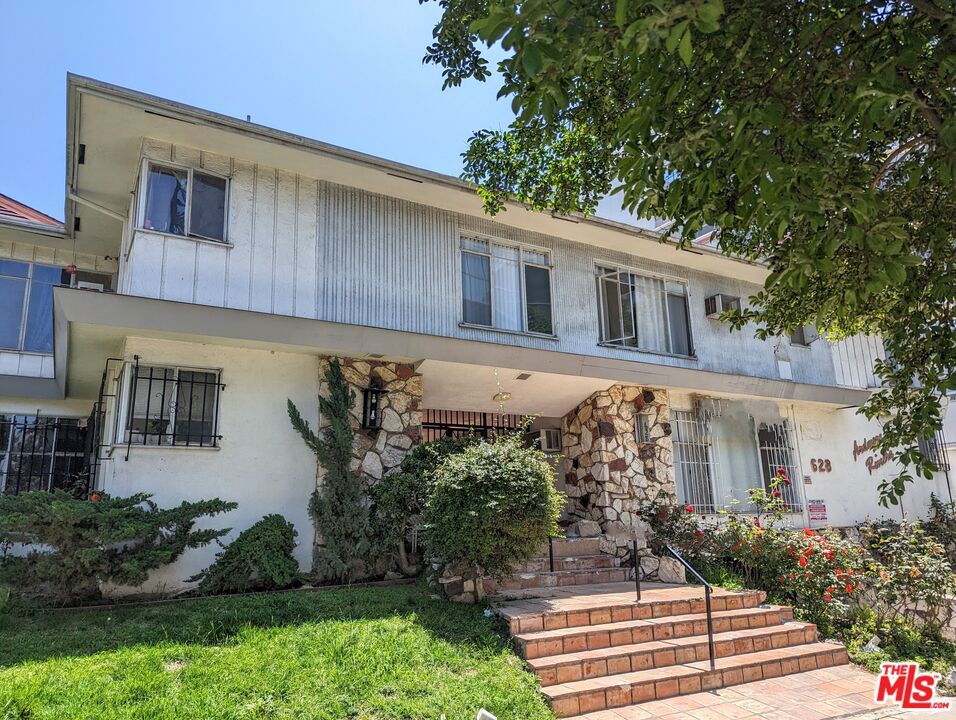 Convenient to Wilshire/Normandie Metro Station and all the bustle of Wilshire Center. 12 months minimum lease. Water Paid - Tenant pays Gas & Electric. Cats & Small Dogs Ok w/Pet Rent; No Attack Breeds. Parking available for additional fee. Shown by appt; No Walk-Ins. ONE MONTH FREE OAC!