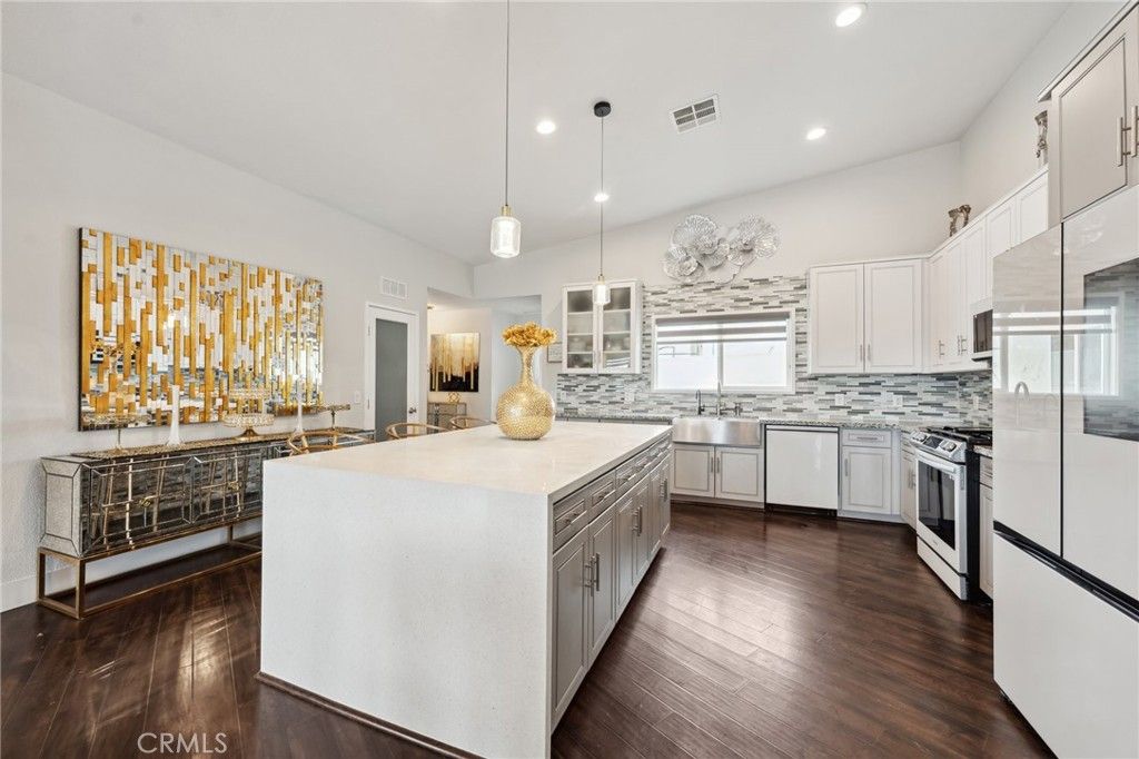 listing image 130724405146810695095