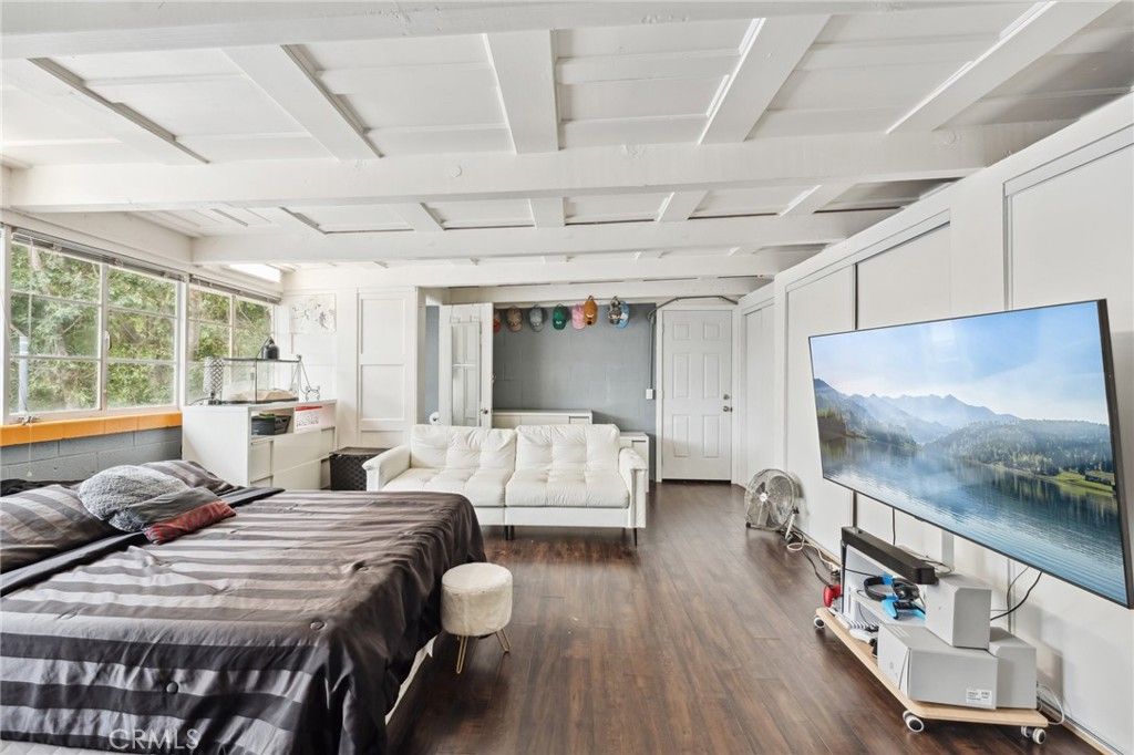 listing image 130720379384840867095