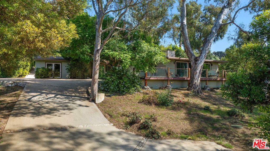 Photo of 6100 Bonsall Drive, Malibu, CA 90265 (MLS # 26992535)