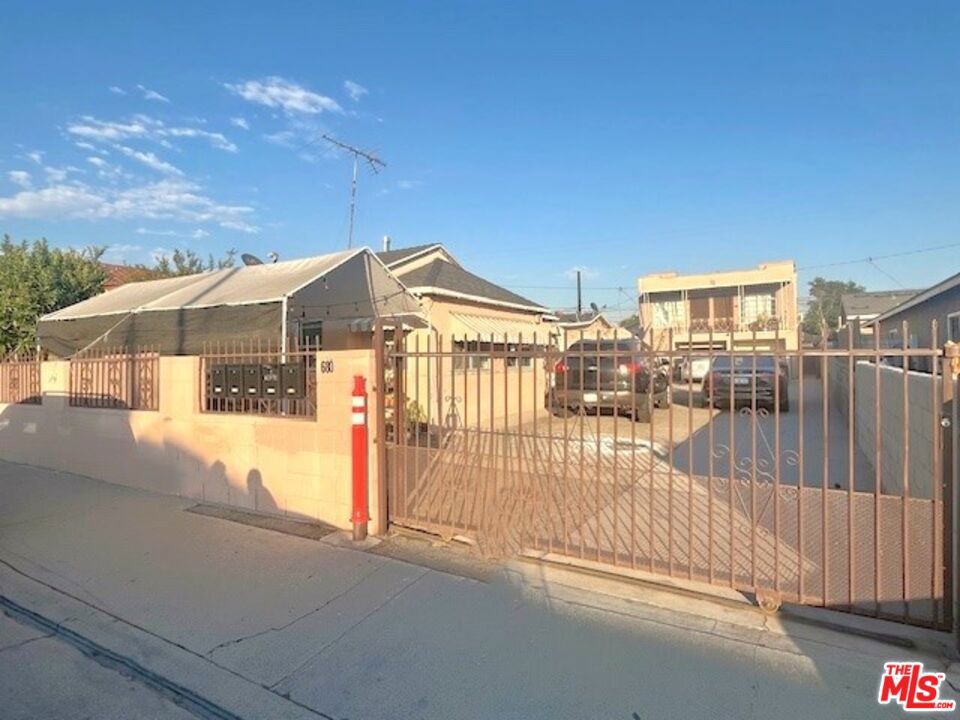 Main image without alt text