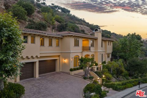 Photo of 3697 Benedict Canyon Lane, Sherman Oaks, CA 91423 (MLS # 25554921)