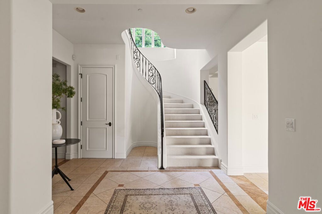 Photo of 3697 Benedict Canyon Lane, Sherman Oaks, CA 91423 (MLS # 25554921)